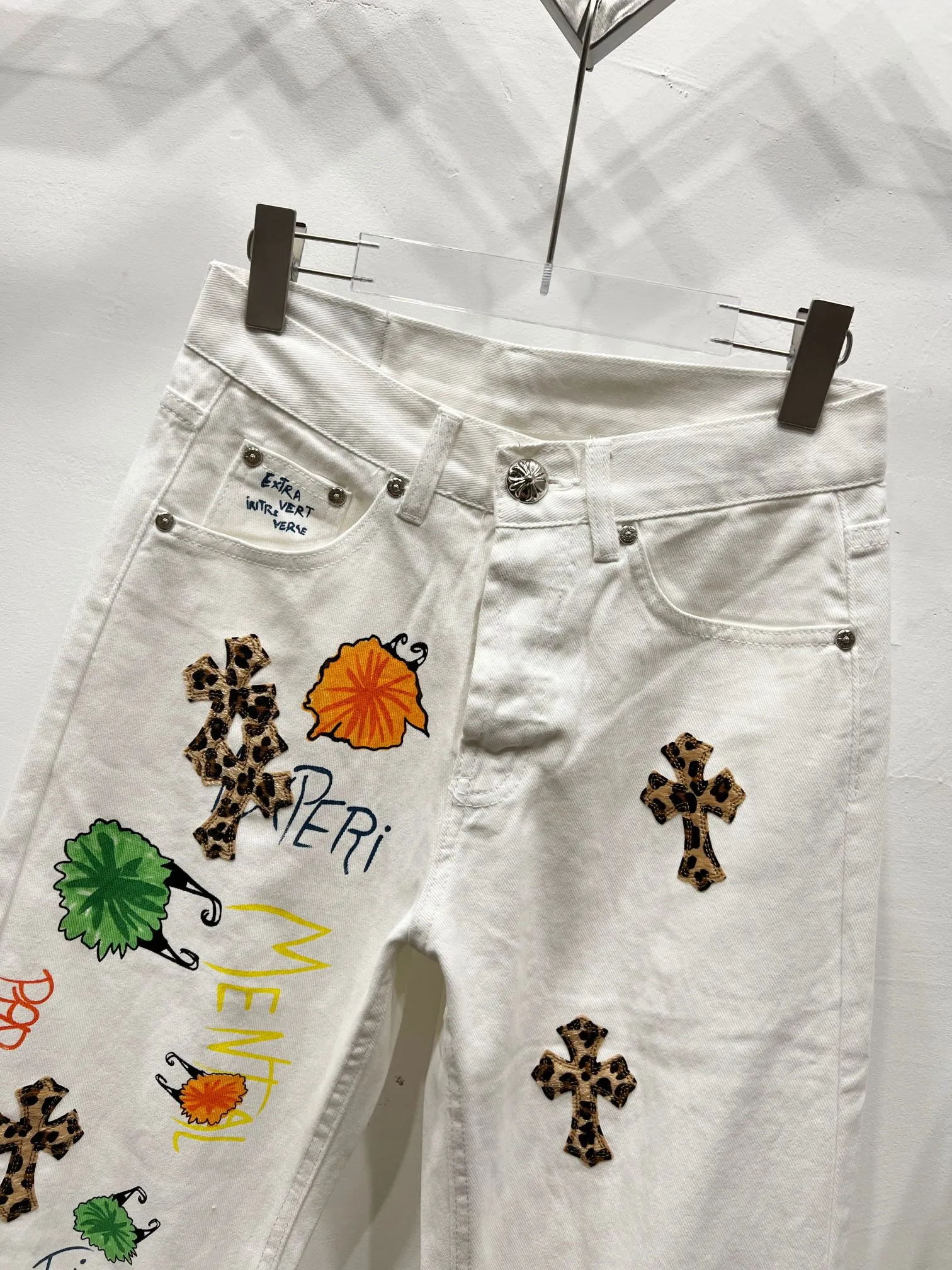 P240 Style number: (c030) Chrome hearts & Chrome hearts High-end Chrome hearts white little monster cross patchwork leather jeans, the same style as the trendy uncle. Original hardware accessories, washed and other elevators, QR code analysis are all purchased from the original factory, high degree of restoration, you are welcome to compare the products~ Three-dimensional version Loose and comfortable, not picky about the figure, taller and slimmer, factory Seiko, original quality control, same style for men and women, can be matched with couples, versatile recommendation, must-have jeans for all seasons, fashionable people have been disappointed From the quality selection of fabrics, the tailoring of details, and the matching of patterns, everything is impeccable! The upper body is so handsome when worn...it can be easily worn by men, women and children! The craftsmanship is made of heavy-duty washed pure cotton denim fabric. After washing, it is soft and thick and looks very stylish when worn. Size: 28, 30, 32, 34 Color: white